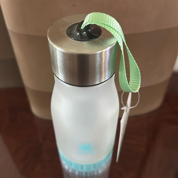 Gaiam *NWT* 22 Ounce Fruit Infuser Water Bottle, BPA Free Non-Toxic, Green Strap - Picture 8 of 14